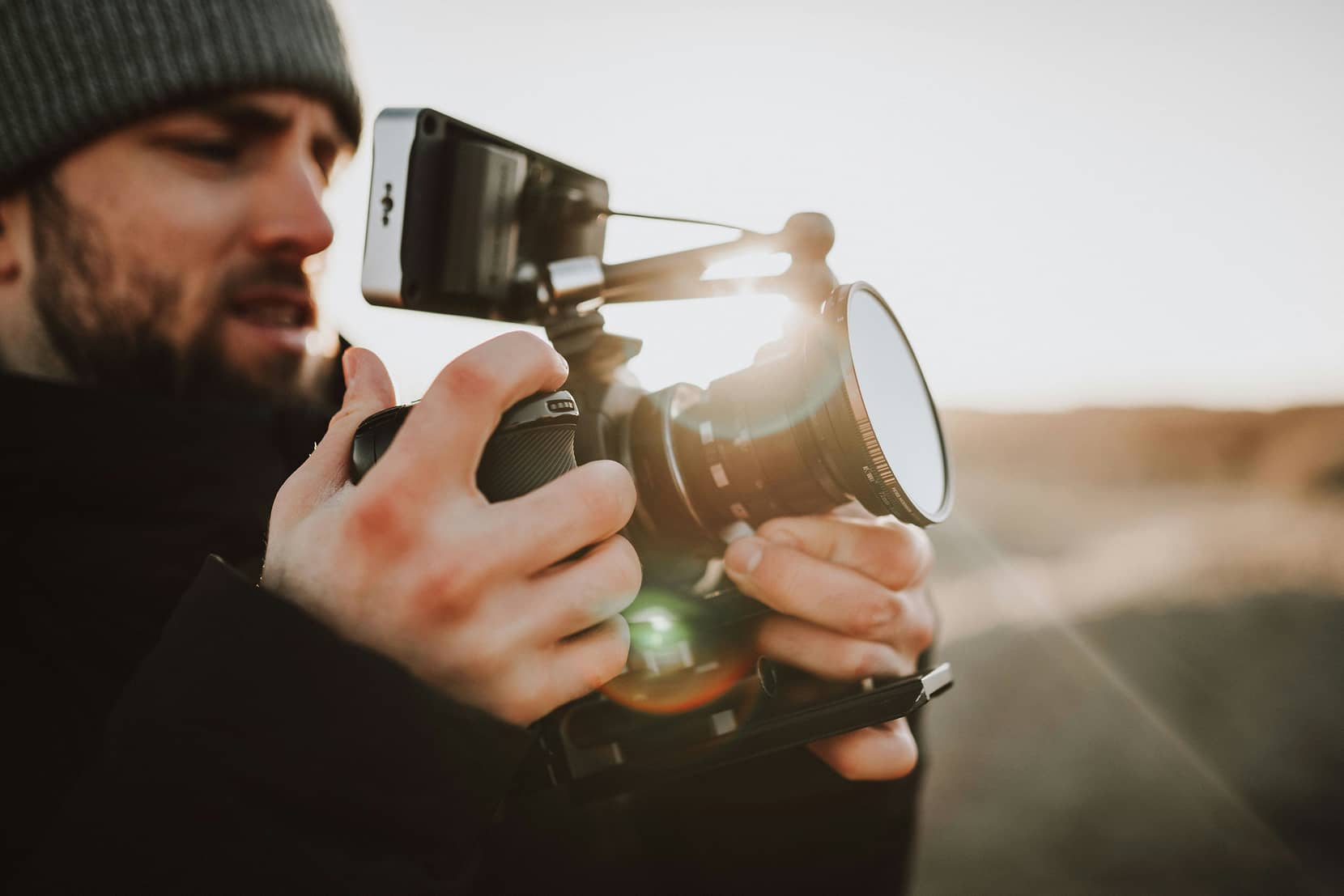 Asiakastarinavideon kuvaaminen haastattelutyyliin